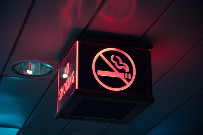 no smoking sign on a ceiling 