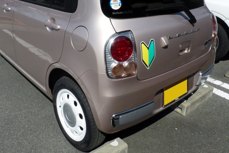 Japanese car with Shoshinsha mark to signify that the driver has had their licence for less than one year